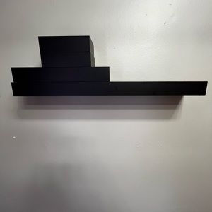 Black floating shelf’s